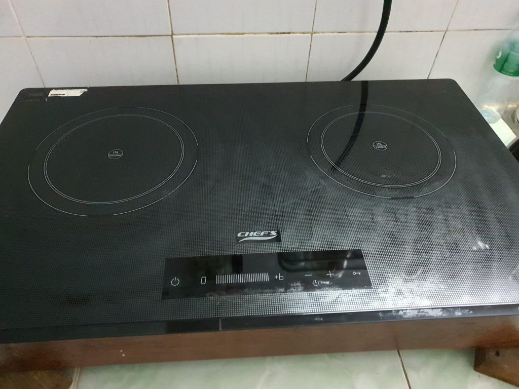 Chiếc bếp điện Chefs do gia đình chị Hiền sử dụng