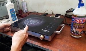 4 bước làm sạch mặt bếp từ bị cháy hiệu quả